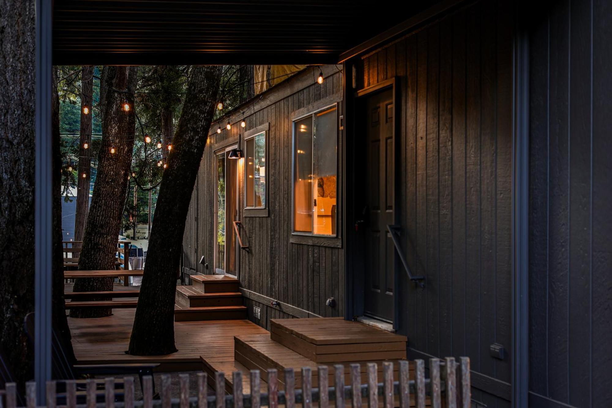 Cave Springs Resort Dunsmuir Exterior photo