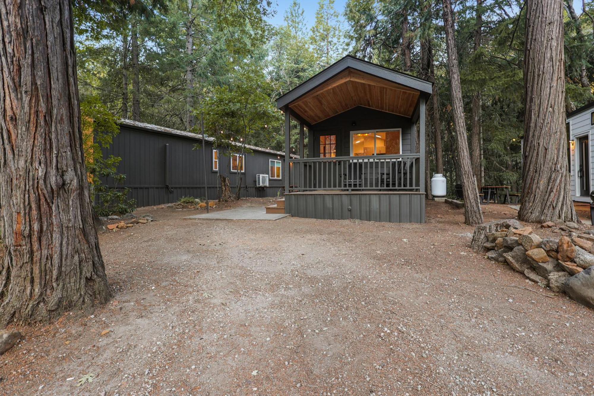 Cave Springs Resort Dunsmuir Exterior photo